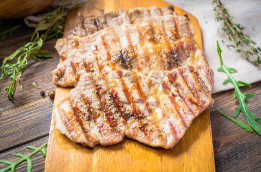 ızgara sığır eti, domuz eti biftek otlar ve baharatlar