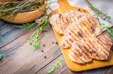 ızgara sığır eti, domuz eti biftek otlar ve baharatlar