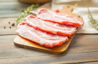 Ham sığır eti, domuz eti biftek otlar ve baharatlar