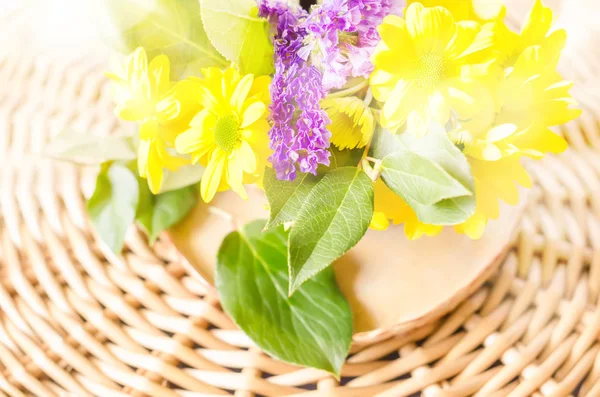 Lente natuurlijke achtergrond met gele bloemen — Stockfoto