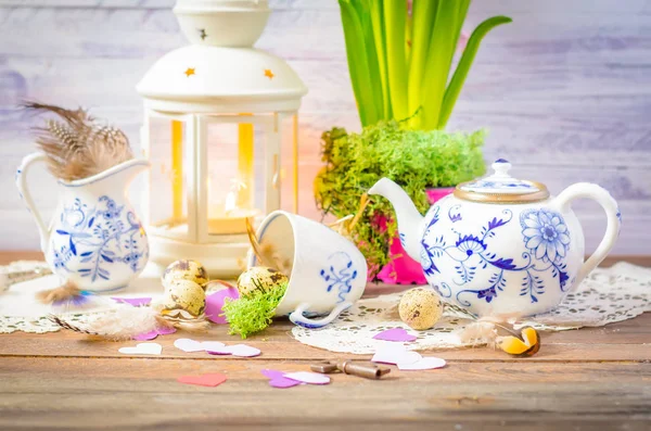 Весна цветочный натюрморт с голубым чайником — стоковое фото