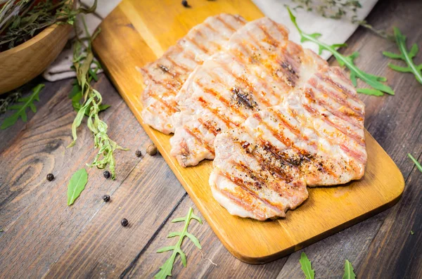 Grilovaný hovězí, Vepřový steak s bylinkami a kořením — Stock fotografie