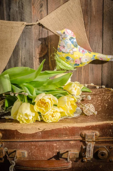 Весенние тюльпаны и текстильные птицы — стоковое фото