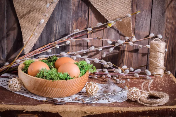 Яйца в деревянной чаше — стоковое фото