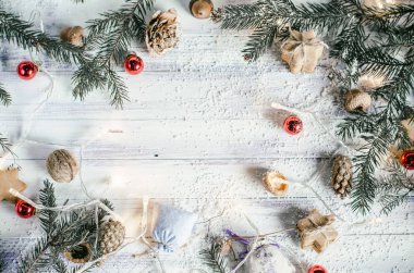 Arka plan ile Noel ağacı dalları dekore edilmiştir.