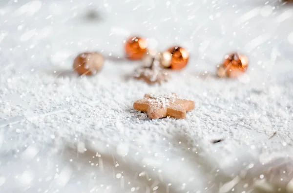 Kleine Kugeln im Schnee — Stockfoto