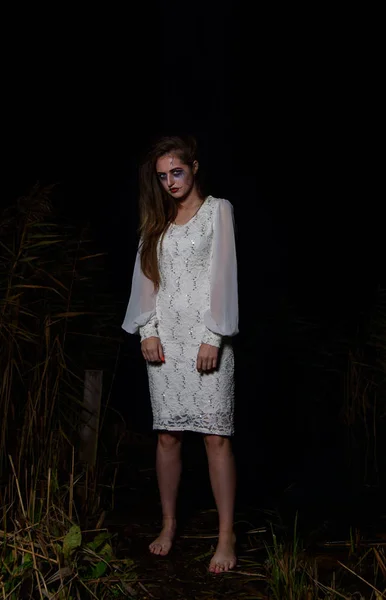 Gece yarısı bataklıkta ölü bir gelin. Cadılar Bayramı sahnesi