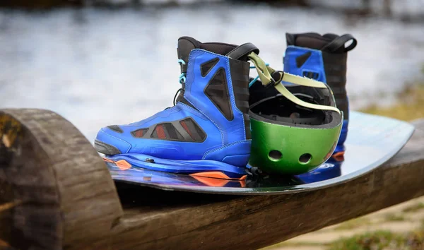 Tahta bir bankta yataklı çizmeler, miğfer ve yemek. Yaşam tarzı kavramı