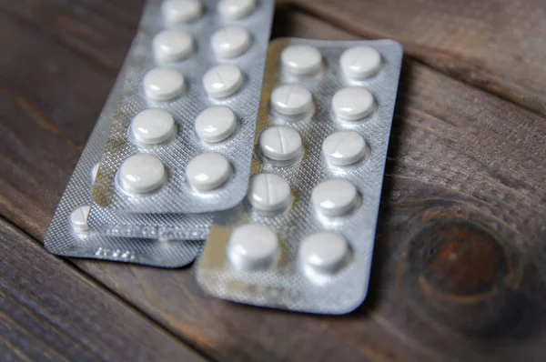 Kabarcık paketleri katlanmış. Mavi arka planda su toplayan haplar..