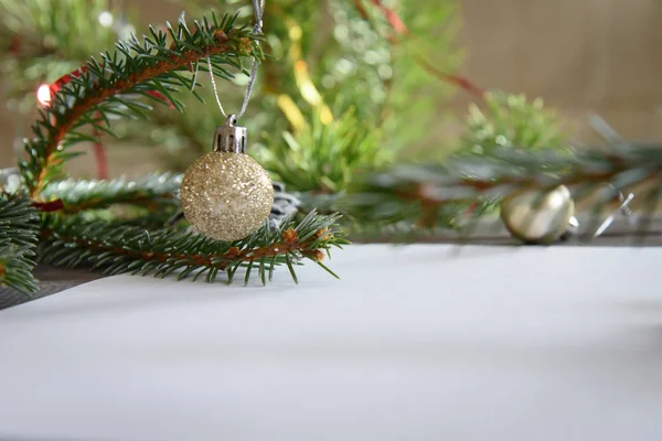 Kerst Decoratie Een Witte Tafel Achtergrond Met Een Blanco Wit — Stockfoto