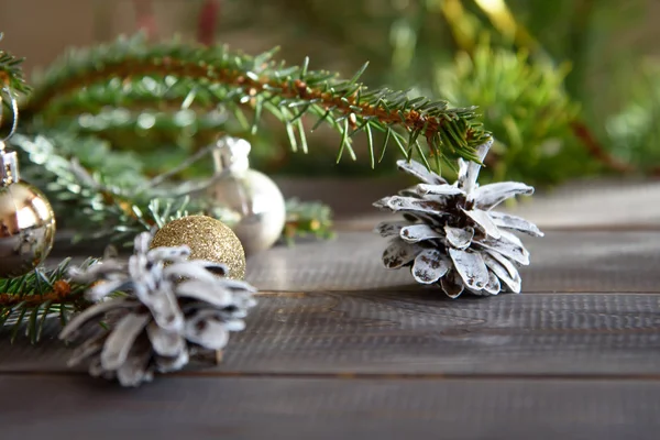 Kerst Decoratie Een Houten Tafel Kerstdennenappels Gouden Kerstballen — Stockfoto