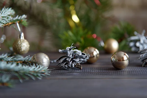 Kerst Decoratie Een Houten Tafel Kerstdennenappels Gouden Kerstballen Brandende Kaars — Stockfoto