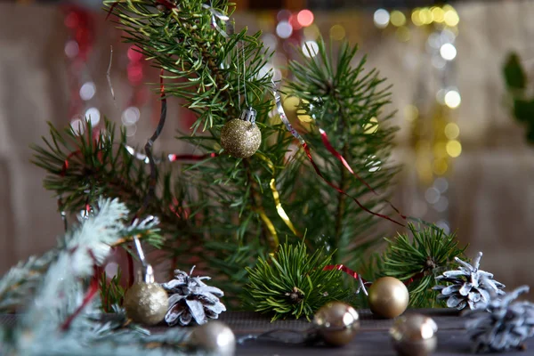 Kerst Decoratie Een Houten Tafel Kerstdennenappels Gouden Kerstballen — Stockfoto