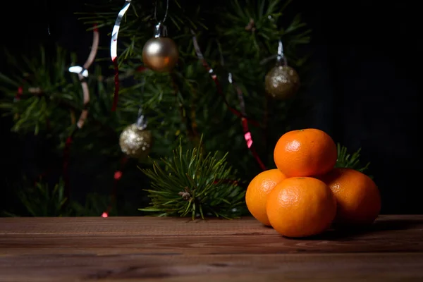 Kerst Mandarijnen Een Houten Tafel Kerst Mandarijnen Gouden Kerstballen — Stockfoto