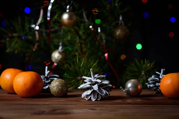 Kerst Decoratie Een Houten Tafel Kerst Mandarijnen Kegels Gouden Kerstballen — Stockfoto