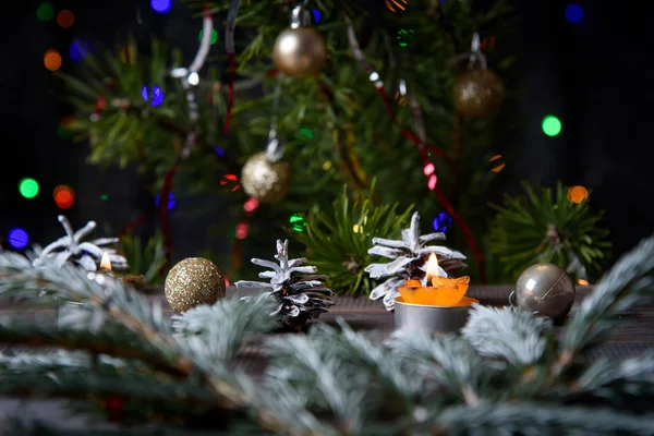 Kerst Decoratie Een Houten Tafel Kerstdennenappels Gouden Kerstballen Brandende Kaars — Stockfoto