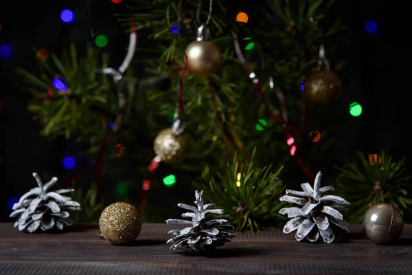 Kerst Decoratie Een Houten Tafel Kerstdennenappels Gouden Kerstballen Brandende Kaars — Stockfoto