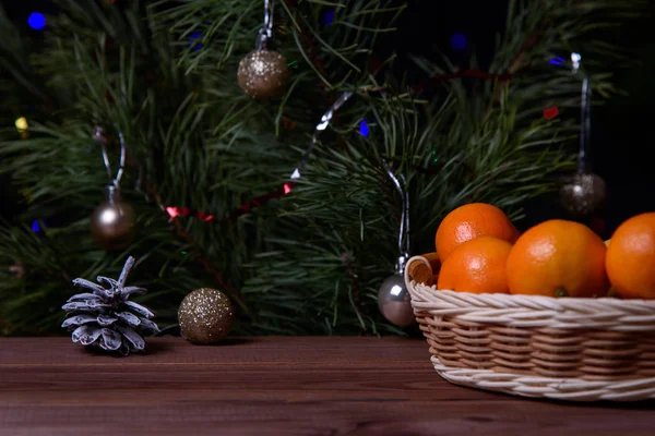 Kerst Decoratie Een Houten Tafel Kerst Mandarijnen Een Rieten Mand — Stockfoto