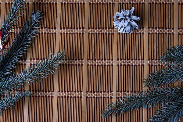 Decoración Navidad Una Servilleta Bambú Conos Pino Navidad Bolas Navidad —  Fotos de Stock