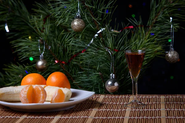 Banana Com Tangerinas Uma Placa Copo Álcool Superfície Mesa Contra — Fotografia de Stock