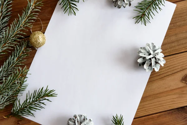 Kerst Decoratie Een Witte Tafel Achtergrond Met Een Blanco Wit — Stockfoto