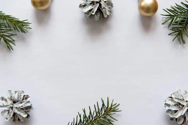 Рождество Украшение Белом Фоне Стола Чистым Белым Полотном Новогодние Шишки — стоковое фото