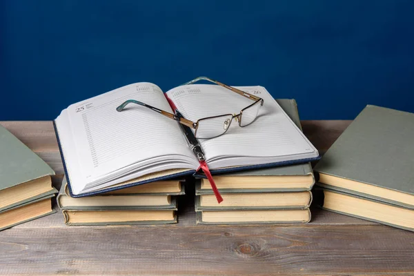 Cuaderno Abierto Una Lupa Lápiz Libros Están Sobre Mesa — Foto de Stock