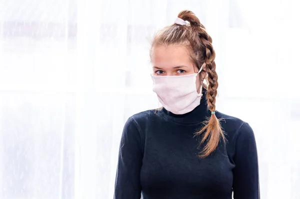  Tıbbi maskeli kız..