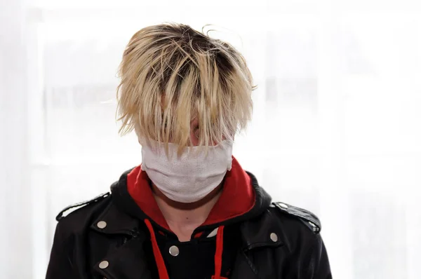 Tıbbi maskeli bir adamın görüntüsü. Karantina konsepti.