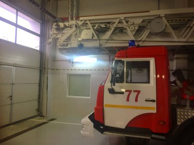 İtfaiye aracı otoparkta.