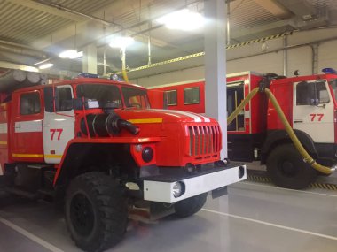 İtfaiye aracı otoparkta.