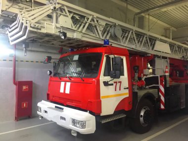 İtfaiye aracı otoparkta.