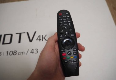 Uzaktan kumanda. Video ve TV sinyali almak için üst kutucuğu ayarla. 