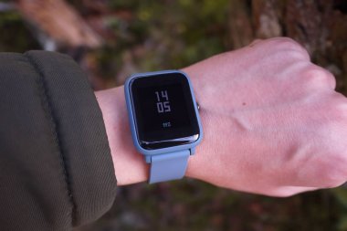 Elini üzerinde izlemek