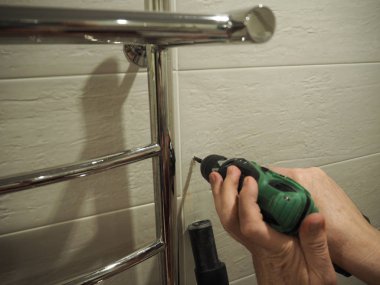 Bir matkap ile çalışan adam