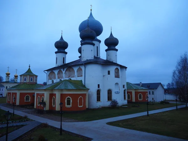 Русская Церковь Облачную Погоду — стоковое фото