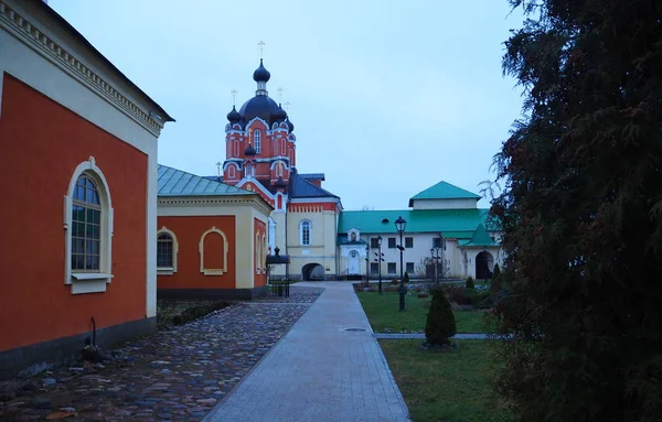 Русская Церковь Облачную Погоду — стоковое фото