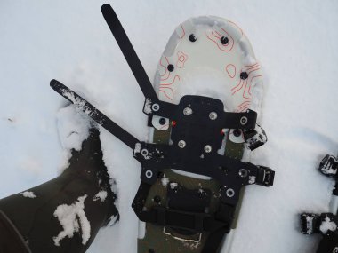 Adam karda kar ayakkabısı giyer