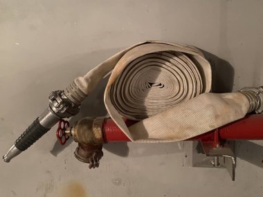 Yangın hortumunu itfaiye tezgahına koyun.