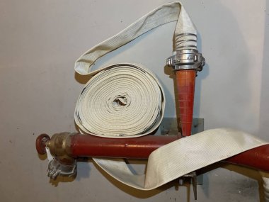 Yangın hortumunu itfaiye tezgahına koyun.