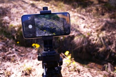 Üç ayaklı akıllı telefon tutacağı.