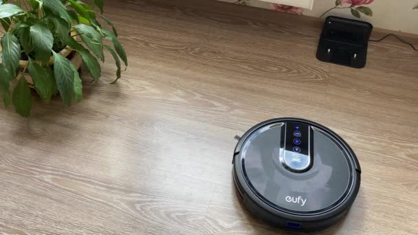 Robot Vacuum Cleaner Membersihkan Apartemen — Stok Video