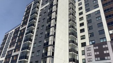 Yüksek katlı bir binanın cam cephesi
