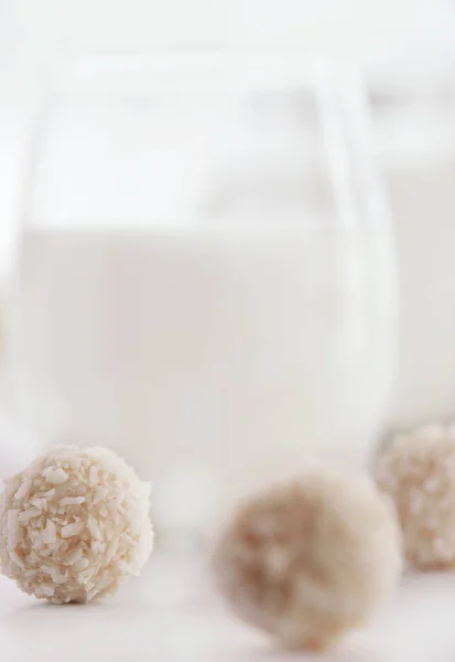 白色巧克力糖果，用椰子塞满牛奶和奶酪，背景为白色。 高调照片 — 图库照片