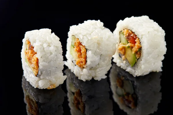 黒地に反射して三本の寿司 — ストック写真