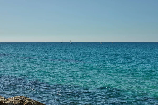 Μεσόγειος Θάλασσα με κύματα συντρίβονται σε πέτρες, γιοτ και βάρκες στη φρουρά σε μια ηλιόλουστη μέρα του Νοεμβρίου — Φωτογραφία Αρχείου