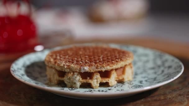 Herstellung eines belgischen Waffelkuchens und Plätzchen mit Schlagsahne und Kirsche in Zucker darüber — Stockvideo