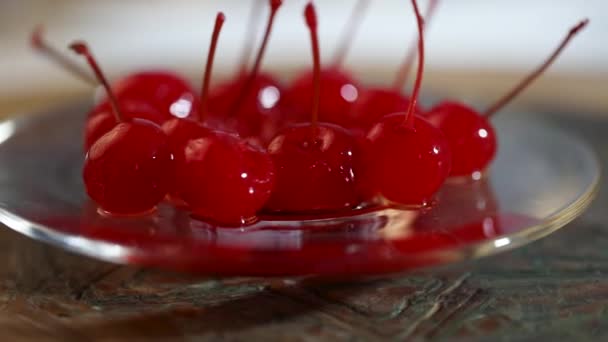 糖果樱桃,玻璃杯盘中有小枝,放在架子上旋转 — 图库视频影像