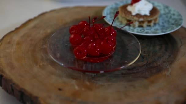 Cereza Enlatada Con Ramitas Una Placa Vidrio Acercándose Alejándose Cámara — Vídeos de Stock