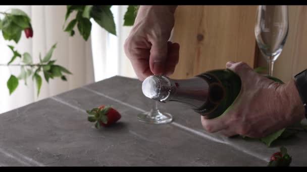 Eine Flasche Champagner öffnen, Schutzfolie entfernen und Korken fliegen lassen — Stockvideo